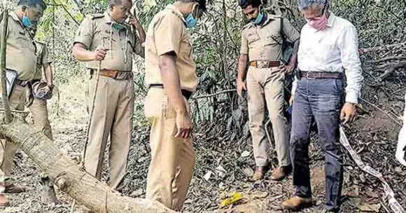 മാവടിയിൽ കമ്പികൊണ്ട് ചുറ്റി കെട്ടിയിട്ട നിലയിൽ കത്തിക്കരിഞ്ഞ അസ്ഥികൂടം; ആളെ തിരിച്ചറിയാനാകാതെ പൊലീസ്
