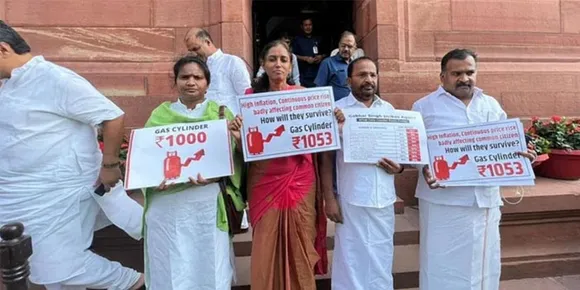 ലോക്‌സഭയില്‍ പ്ലക്കാര്‍ഡ് ഉയര്‍ത്തി പ്രതിഷേധം; നാല് കോണ്‍ഗ്രസ് എം.പിമാര്‍ക്ക് സസ്‌പെന്‍ഷന്‍; സസ്‌പെന്‍ഷനിലായവരില്‍ രമ്യ ഹരിദാസും ടി.എന്‍ പ്രതാപനും