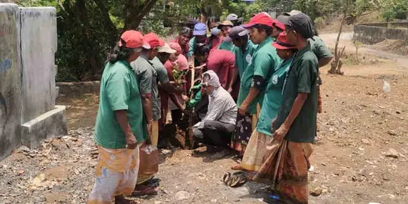 ലോക ഭൗമദിനത്തിൽ ഭൂമിയുടെ രക്ഷയ്ക്കായി ഹരിത-ശുചിത്വ സേന: പുതുപ്പരിയാരം പഞ്ചായത്തിൽ ഹരിത കർമ്മ സേനയും ശുചിത്വ സേനയും സംയുക്തമായി താണാവ് ജംഗ്ഷനിലേയും സമീപ പ്രദേശങ്ങളിലേയും വലിച്ചെറിയപ്പെട്ട മാലിന്യങ്ങള്‍ പൂർണ്ണമായും എടുത്തുമാറ്റി ശുചീകരിച്ചു
