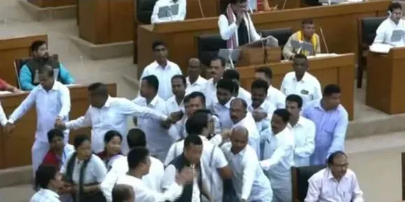 ത്രിപുര നിയമസഭയില്‍ എംഎല്‍എമാര്‍ തമ്മില്‍ ഏറ്റുമുട്ടി; മേശപ്പുറത്ത് കയറി നിന്ന് സ്പീക്കര്‍ക്കെതിരെയും മുഖ്യമന്ത്രിക്കെതിരെയും എംഎല്‍എമാര്‍ മുദ്രാവാക്യം മുഴക്കി