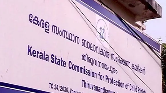പെരുങ്കളിയാട്ടത്തിൽ എട്ടാം ക്ലാസ് വിദ്യാർത്ഥി അഗ്നി കോലം പകർന്ന് തെയ്യം അവതരിപ്പിച്ച സംഭവത്തിൽ സംസ്ഥാന ബാലാവകാശ കമ്മീഷൻ കേസെടുത്തു