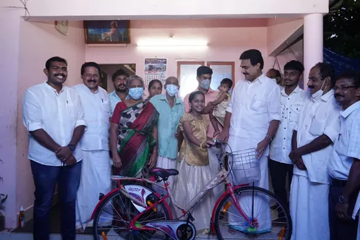 സൈക്കിൾ വാങ്ങാൻ കുടുക്കയിൽ സൂക്ഷിച്ച പണം മുഖ്യമന്ത്രിയുടെ ദുരിതാശ്വാസ നിധിയിലേക്ക് സംഭാവന നൽകിയ സാനിയമോൾക്ക് സൈക്കിൾ വാങ്ങി നൽകി ജോസ് കെ മാണി