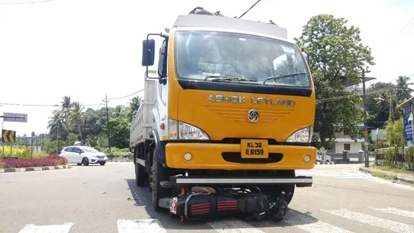 ബൈക്കിൽ ലോറിയിടിച്ച് ബൈക്ക് യാത്രക്കാരന് ഗുരുതര പരിക്ക്