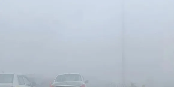 തണുത്തുറഞ്ഞ് ഡൽഹിയും ഉത്തരേന്ത്യൻ സംസ്ഥാനങ്ങളും, താപനില 5 ഡിഗ്രി സെൽഷ്യസ്; റോഡിലെ വാഹനങ്ങൾ തമ്മിൽ കാണാൻ കഴിയാത്തത്ര മൂടൽമഞ്ഞ്; ശ്വാസംമുട്ടൽ, ചുമ, കണ്ണ് എരിച്ചിൽ എന്നിവ കൊണ്ട് സഹികെട്ട് മലയാളികളും; വിമാനങ്ങൾ ലാൻഡ് ചെയ്യാനാവാതെ നട്ടംതിരിയുന്നു! ഉത്തരേന്ത്യയിൽ ഇത് ദുരിതത്തിന്റെ ശീതകാലം