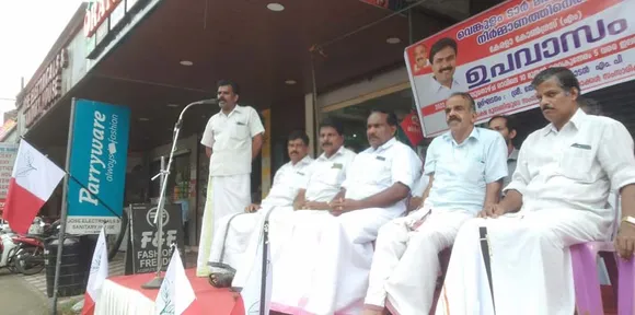 ഇലഞ്ഞി ഗ്രാമപഞ്ചായത്തിൽ ആരംഭിക്കാൻ ഉദ്ദേശിക്കുന്ന ടാർ മിക്സിഗ് പ്ലാന്റ് നിരോധിക്കണമെന്ന് ആവശ്യപ്പെട്ട് കേരള കോൺഗ്രസ് (എം) നടത്തുന്ന ഉപവാസ സമരം തോമസ് ചാഴികാടൻ എംപി ഉദ്ഘാടനം നിര്‍വ്വഹിച്ചു