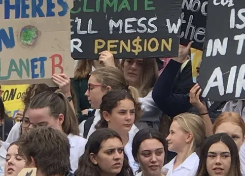 കാലാവസ്ഥ വ്യതിയാനത്തിനെതിരെ ആഗോള നടപടികള്‍ വേണമെന്നാവശ്യപ്പെട്ട് ക്ലാസ് ബഹിഷ്‌ക്കരണം