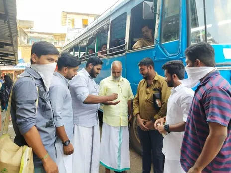 കെ.എസ്.യു കാസറഗോഡ് ജില്ല കമ്മിറ്റി കാഞ്ഞങ്ങാട് ടൗണിൽ ഹാൻഡ് സാനിറ്റൈസർ വിതരണം ചെയ്തു