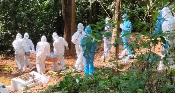 കോവിഡ് -19 ബാധിച്ചു മരിച്ച ബിജിയുടെ മൃതദേഹം എസ്എഫ്ഐ സറ്റുഡൻസ് ബറ്റാലിയൻ്റെ നേതൃത്വത്തിൽ സംസ്കരിച്ചു