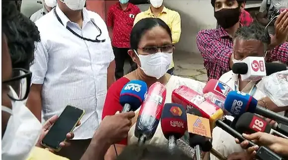 മാർക്കറ്റിൽ സുരക്ഷ ഉപകരങ്ങൾക്ക് ക്ഷാമമുള്ള സമയത്താണ് മൂന്നിരട്ടി വില കൊടുത്ത് പിപിഇ കിറ്റുകൾ വാങ്ങിയത്; വില നോക്കാതെ ഉപകരണങ്ങൾ സംഭരിക്കാൻ മുഖ്യമന്ത്രി നിർദ്ദേശിക്കുകയായിരുന്നു; വിശദീകരണവുമായി കെ കെ ശൈലജ