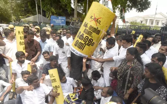 സ്ത്രീകള്‍ നേതൃത്വം നല്‍കുന്ന സിൽവർ ലൈന്‍ സമരങ്ങള്‍ ശക്തമാകുകയും അതിനു പിന്നില്‍ യു.ഡി.എഫ് - ബി.ജെ.പി - എസ്.ഡി.പി.ഐ സഖ്യം ദൃഢമാവുകയും ചെയ്യുന്നു ! ഇടതു പക്ഷത്തിനെതിരെ രൂപം കൊള്ളുന്ന പുതിയ രാഷ്ട്രീയ നിര അത്രകണ്ടു നിസാരമായി കണ്ട് തള്ളരുത് ഇടതുപക്ഷം. സര്‍ക്കാരിന്‍റെ മൗനം സമരത്തിലെ രാഷ്ട്രീയത്തിന് കരുത്തു നല്‍കുന്നു !  സില്‍വര്‍ ലൈന്‍ സമരത്തിന്‍റെ രാഷ്ട്രീയം - മുഖപ്രസംഗത്തിൽ ജേക്കബ് ജോർജ്