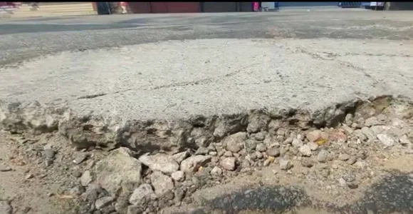 പാലാ റിവർവ്യൂ റോഡിൽ ഒരു മീറ്റർ വിസ്തീർണത്തിൽ 'റോഡ് ' കണ്ടെത്തണമെങ്കിൽ ദൈവം തമ്പുരാൻ വിചാരിച്ചാലും നടക്കില്ല ! മഴ വന്നാൽ റോഡേത് ..? കുഴിയേത് ..? എന്ന് ദൈവത്തിനറിയാം ! റിവർ വ്യൂ റോഡിന്റെ മുനിസിപ്പൽ കോംപ്ലക്സിന്റെ മുൻപിലെ ഗർത്തം അല്പം കൂടി താഴ്ത്തിയാൽ നീന്തൽ കുളമാക്കാം. നാട്ടിലില്ലാത്ത ജനപ്രതിനിധികൾക്ക് ഇതിന്റെ ആവശ്യവുമില്ല. ചിലർ വരുമ്പോൾ ചരിത്രം വഴിമാറുമെന്ന് പറയുന്നത് ഗംഭീരം, പാലായിലത് നാട്ടുകാർ വഴിമാറട്ടെയെന്ന് തിരുത്തണമെന്ന് മാത്രം