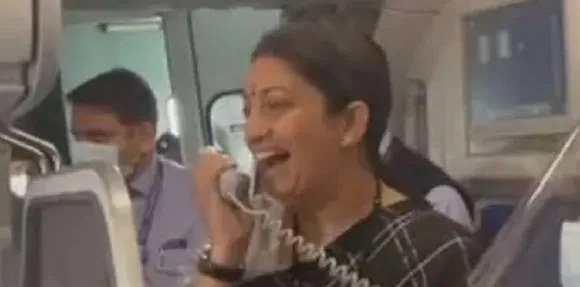 എങ്ങനെയുണ്ടെന്ന് മന്ത്രി, 'അടിപൊളി'യെന്ന് മലയാളികള്‍; യുക്രൈനില്‍ നിന്ന് മടങ്ങിയെത്തിയവരെ മാതൃഭാഷയില്‍ സ്വാഗതം ചെയ്ത് സ്മൃതി ഇറാനി-വീഡിയോ