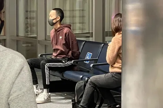 വിമാന യാത്രക്കിടെ സീറ്റ് ബെല്‍റ്റ് ധരിക്കാന്‍ ആവശ്യപ്പെട്ടതിന് എയര്‍ഹോസ്റ്റസിന്റെ തലക്കടിച്ച് ഇരുപതുകാരൻ; കേസെടുത്ത് അധികൃതർ, തലയില്‍ നടത്തിയ സര്‍ജറി മൂലം മകന്‍ അസ്വസ്ഥനായിരുന്നുവെന്ന് അമ്മ, യുവാവിന് യാത്രാ വിലക്കേര്‍പ്പെടുത്തി എയര്‍ലൈന്‍സ്, സംഭവം ഇങ്ങനെ