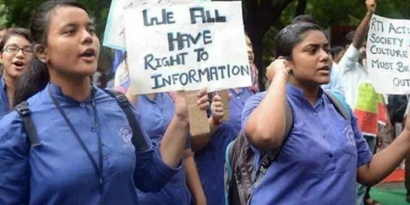 രാജ്യത്ത് അഴിമതി തടയുക എന്ന മുഖ്യലക്ഷ്യത്തോടെ ഐക്യരാഷ്ട്രസഭയുടെ നിർദ്ദേശപ്രകാരം 2005 ൽ ഇന്ത്യൻ പാർലമെന്റ് പാസ്സാക്കിയതാണ് "വിവരാവകാശ നിയമം 2005". ഈ നിയമപ്രകാരം ഇന്ത്യൻ പാര്‍ലമെന്‍റിനും നിയമസഭകൾക്കും ലഭ്യമാക്കുന്ന എല്ലാ വിവരങ്ങളും ലഭിക്കാൻ രാജ്യത്തെ ഏതൊരു പൗരനും അവകാശമുണ്ട്; ഇനിമുതൽ വിവരാവകാശ നിയമപ്രകാരമുള്ള രേഖകൾ ലഭിക്കാനുള്ള ഫീസ് ചലാൻ വഴി ട്രഷറികൾ സ്വീകരിക്കില്ല; സർക്കാരുകൾ വിവരാവകാശനിയമത്തിന്റെ കഴുത്തു ഞെരിക്കുന്നു...!