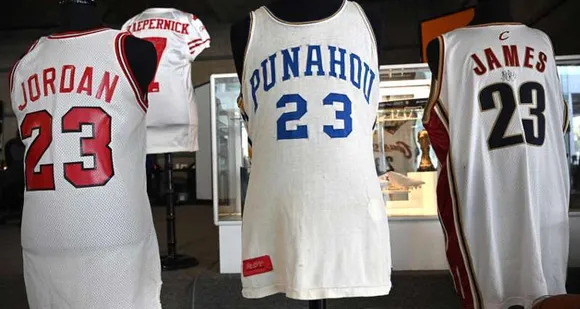 ഒബാമയുടെ ജേഴ്‌സി ലേലത്തിൽ വിറ്റത് റിക്കാർഡ് വിലയ്ക്ക് ! 1 കോടി 40 ലക്ഷം രൂപയ്ക്ക് ...