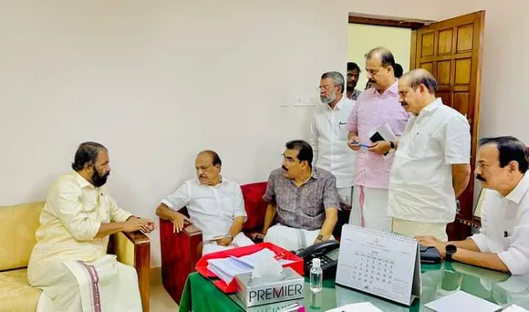 പ്ലസ് വൺ പ്രവേശനത്തിന് റെഗുലർ അലോട്ട്മെന്റുകൾക്ക് ശേഷം മാത്രമേ സംവരണ, കമ്മ്യൂണിറ്റി ക്വാട്ടയിൽ പ്രവേശനം നടത്താവൂ എന്ന് പി.കെ കുഞ്ഞാലിക്കുട്ടിയുടെ നേതൃത്വത്തിൽ മുസ്ലിം ലീഗ് എംഎൽഎമാർ വിദ്യാഭ്യാസ മന്ത്രിയോട് ആവശ്യപ്പെട്ടു