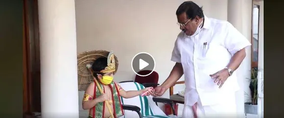 മന്ത്രി മുത്തച്ഛന്റെ  വാര്‍ത്താ സമ്മേളനം തകൃതിയായി മുന്നോട്ടു പോകുമ്പോള്‍ കയ്യില്‍ സാനിറ്റൈസറുമായി കുഞ്ഞുമാവേലി! ഇപി ജയരാജന്റെ വാര്‍ത്ത സമ്മേളനത്തിനിടെ നടന്ന രസകരമായ സംഭവം ഇങ്ങനെ