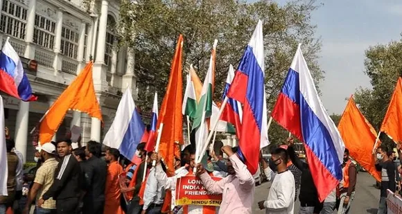 ‘റഷ്യ, നിങ്ങൾ പോരാടൂ, ഞങ്ങൾ നിങ്ങളോടൊപ്പമുണ്ട്'! റഷ്യയെ പിന്തുണച്ച് ഡല്‍ഹിയില്‍ ഹിന്ദുസേനയുടെ മാര്‍ച്ച്‌