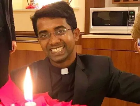മരണത്തിന്റെ കാറ്റ് വീശുന്ന ഇറ്റലിയിൽ കഴിയുന്ന മലയാളികളെയോർത്ത് നിങ്ങൾ സങ്കടപ്പെട്ടില്ലെങ്കിലും അവരെ പച്ചയ്ക്ക് തെറിവിളിക്കാതിരിക്കാനുള്ള ദയാവായ്പുണ്ടാകണം. വീണുകിടക്കുന്നവരെ ചവിട്ടരുതെന്ന് അപേക്ഷിക്കുകയാണ്. ഇറ്റാലിയൻ മലയാളികൾ നാട്ടിലേക്ക് വരുന്നതിനെ വിമർശിച്ചവർക്ക് ഇറ്റലിയിൽ നിന്നും യുവ വൈദികൻ നൽകിയ മറുപടി ഇങ്ങനെ !