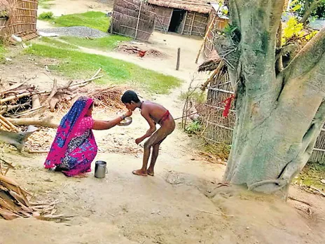 11 വയസ്സുള്ള മകനെ ദിവസം മുഴുവന്‍ മരത്തില്‍ കെട്ടിയിട്ട് വളര്‍ത്തുന്ന കുടുംബം, രാത്രിയില്‍ വരാന്തയിലെ തൂണില്‍ പൂട്ടിയിടും ; ഇങ്ങനെയും മനുഷ്യർ ഈ നാട്ടിൽ ജീവിക്കുന്നുണ്ട്