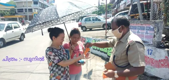 മാസ്ക്കില്ലാതെ മണിപ്പൂരി വനിതകൾ: മാസ്ക് നൽകി സി ഐ