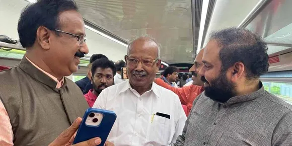 ആദ്യത്തെ വന്ദേ ഭാരത് കേരളത്തിലെ റെയിൽവേ വികസനത്തിന് പ്രതീക്ഷ നൽകുന്നുവെന്ന് ട്രെയിനിൽ പ്രത്യേക ക്ഷണിതാക്കളായി യാത്ര ചെയ്ത കോൺഫെഡറേഷൻ ഓഫ് ഓൾ ഓൾ ഇന്ത്യ റെയിൽ വർക്കിംഗ് ചെയർമാൻ ഷെവ സി. ഇ.ചാക്കുണ്ണി, നോർത്ത് മലബാർചേംബർ ഓഫ് കോമേഴ്സ് മുൻ പ്രസിഡണ്ട് മഹേഷ് ചന്ദ്രബാലിക, സഞ്ചാരം ചാനൽ എംഡി സന്തോഷ് കുളങ്ങര എന്നിവര്‍ അഭിപ്രായപ്പെട്ടു