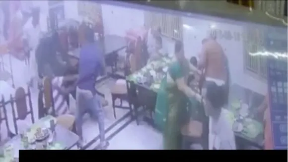 കുട്ടികളടക്കമുള്ളവരുടെ മുന്നില്‍ യുവാവിനെ വെട്ടിനുറുക്കി