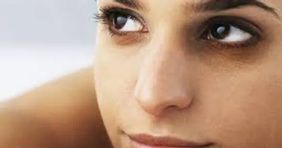 കണ്‍തടങ്ങളിലെ കറുത്ത പാട് മാറ്റാന്‍ പരീക്ഷിക്കാവുന്ന ചില വഴികള്‍ എന്തൊക്കെയാണെന്ന് നോക്കാം...