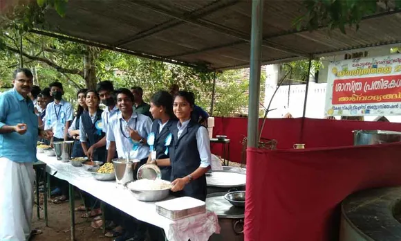 വിശക്കരുത് ആരും, ഞങ്ങൾ തയ്യാർ... കുറവിലങ്ങാട് സെന്റ് മേരീസ് ബോയ്സ് ഹയർ സെക്കൻഡറി സ്കൂളിൽ നടക്കുന്ന കോട്ടയം ജില്ലാ റവന്യൂ ശാസ്ത്രോത്സവത്തോടനുബന്ധിച്ച് അതിഥികളെ സ്വീകരിക്കാനും ഭക്ഷണം വിളമ്പാനും എന്‍എസ്എസ് വോളണ്ടിയര്‍മാരായ കുട്ടികള്‍...