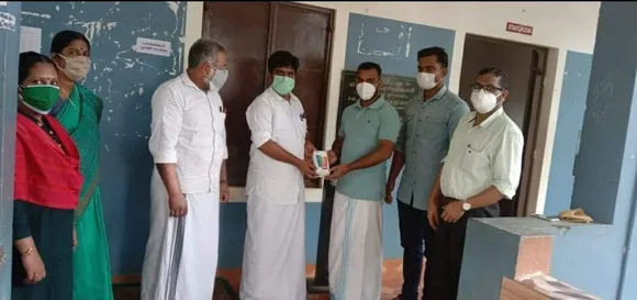 "വിദ്യാർത്ഥികൾക്ക് ഒരു കൈത്താങ്ങ് "മൊബൈൽ ഫോണുകൾ കൈമാറി