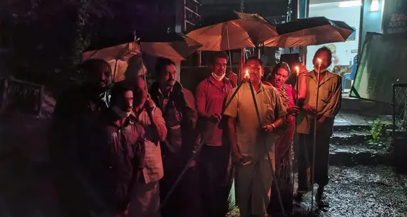 തെരുവു വിളക്ക് കത്തുന്നില്ല; കരിമ്പയിൽ കോൺഗ്രസ് കമ്മിറ്റി പ്രതിഷേധിച്ചു