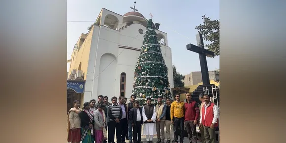 ഡല്‍ഹി സരിത വിഹാർ സെന്റ് തോമസ് ഓർത്തഡോക്സ്‌ ഇടവകയിൽ 40 അടി ഉയരമുള്ള ക്രിസ്തുമസ് ട്രീ ഉയര്‍ത്തി