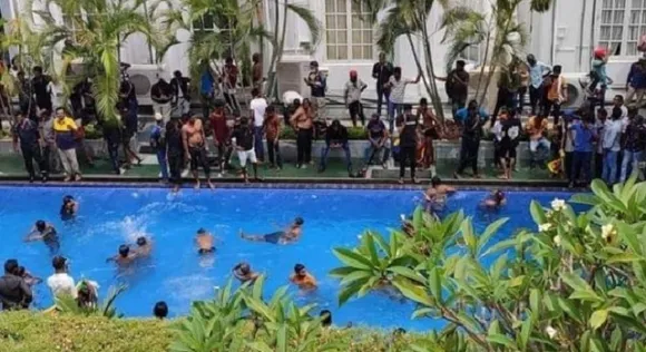 ശ്രീലങ്കന്‍ പ്രസിഡന്റിന്റെ ഔദ്യോഗിക വസതി കൈയ്യടക്കി പ്രക്ഷോഭകര്‍; കൊട്ടാരത്തിലെ കട്ടിലില്‍ കിടന്നും, പൂളില്‍ കുളിച്ച് ഉല്ലസിച്ചും പ്രക്ഷോഭകരുടെ 'ആഘോഷം'! ജനങ്ങളുടെ പ്രതിഷേധത്തിന് മുന്നില്‍ പിടിച്ചു നില്‍ക്കാനാകാതെ ഗോട്ടബയ രജപക്‌സെ മുങ്ങി; ശ്രീലങ്കന്‍ പ്രസിഡന്റ് എവിടെയെന്ന് അവ്യക്തം-വീഡിയോ