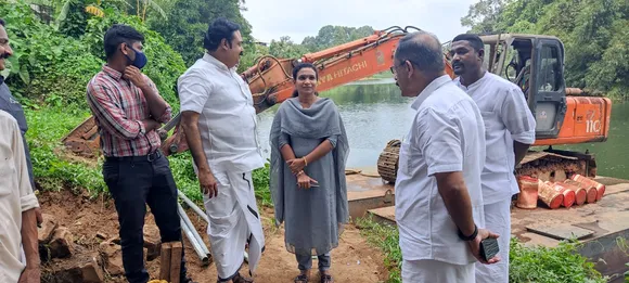 ജംഗാർ എത്തിച്ച് ഹിറ്റാച്ചി മണ്ണുമാന്തിയന്ത്രം ആറ്റിൽ ഇറക്കി. മീനച്ചിലാറിന് കുറുകെ പാലാ നഗരസഭാ പ്രദേശത്ത് നിർമ്മിച്ചിട്ടുള്ള കളരിയാം മാക്കൽ ചെക്ക്ഡാം ശുചീകരണം ആരംഭിച്ചു; അനുവദിച്ചത് 3 ലക്ഷം രൂപ