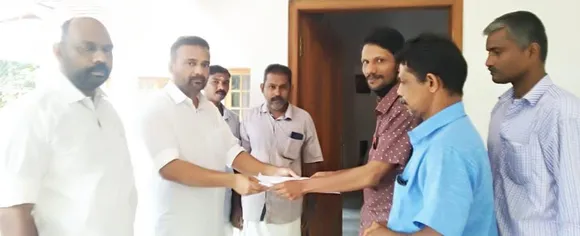 അറയാനിക്കല്‍ കവല-വളക്കാട്ടുകുന്ന് റോഡിന്റെ ശോചനീയാവസ്ഥ പരിഹരിക്കണം എന്നാവശ്യപ്പെട്ട് ഗാലക്സിനഗർ പൗര സമിതിയുടെ നേതൃത്വത്തില്‍ ബ്ലോക്ക് പഞ്ചായത്തു പ്രസിഡന്റ് ബൈജു ജോൺ പുതിയിടത്തുചാലിന് നിവേദനം കൈമാറി