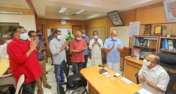 മാതൃഭൂമിയുടെ ചരിത്രത്തോടൊപ്പം നടന്നു നീങ്ങിയ വി രവീന്ദ്രനാഥ് 46 വര്‍ഷത്തെ അനുഭവ സമ്പത്തുമായി മാതൃഭൂമിയുടെ തലപ്പത്തേയ്ക്ക് എത്തുമ്പോള്‍ വീണ്ടും ചരിത്രം വഴിമാറുകയാണ്. മനോരമ ഒരിക്കലും പ്രയോഗിച്ചിട്ടില്ലാത്ത തലപ്പത്തെ മാറ്റങ്ങളില്‍ മാതൃഭൂമിയുടേത് അനുഭവ സമ്പത്തിന്‍റെ പരീക്ഷണം. മലയാള മാധ്യമ പ്രവര്‍ത്തനത്തിന്‍റെ അതിതീഷ്ണ നാളുകളിലൂടെ സഞ്ചരിച്ച രവീന്ദ്രനാഥ് മാതൃഭൂമി തലപ്പത്ത് ഇനി എങ്ങനെയായിരിക്കും - അള്ളും മുള്ളും പംങ്തിയില്‍ ജേക്കബ് ജോര്‍ജ് എഴുതുന്നു