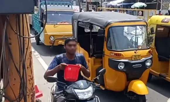 സോഷ്യൽ മീഡിയയിൽ വൈറലാകണം, 10 രൂപക്ക് പന്തയം വെച്ച് തിരക്കേറിയെ റോഡിൽ കുളിക്കാനിറങ്ങി, യുവാവിന് 3500 രൂപ പിഴ