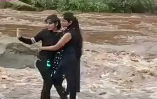 നദിക്കു കുറുകെ പോയി സെല്‍ഫിയെടുക്കാന്‍ ശ്രമം,മലവെള്ളപ്പാച്ചിലില്‍ കുടുങ്ങി പെണ്‍കുട്ടികള്‍; വീഡിയോ