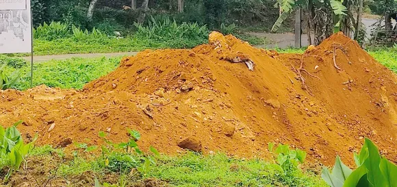 പാലാ മോനിപ്പള്ളിയില്‍ അനധികൃതമായി വ്യാപക പാടശേഖരം നികത്തൽ; നാട്ടുകാര്‍ തടഞ്ഞു