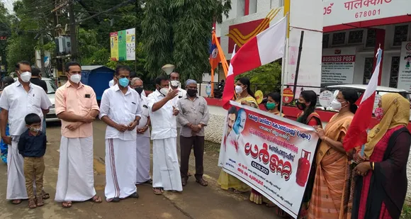 പാചകവാതക വില വർധനവിനെതിരെ കേരള വനിതാ കോൺഗ്രസ് (എം) പാലക്കാട് ജില്ലാ കമ്മിറ്റിയുടെ നേതൃത്ത്വത്തിൽ ഹെഡ് പോസ്റ്റോഫീസിനു മുന്നിൽ ധര്‍ണ നടത്തി