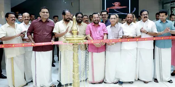തൃശൂർ റൗണ്ട് നോർത്തിലെ നവീകരിച്ച കല്യാണ്‍ ജൂവലേഴ്സ് ഷോറൂം റവന്യൂ വകുപ്പ് മന്ത്രി കെ. രാജൻ ഉദ്ഘാടനം നിര്‍വ്വഹിച്ചു