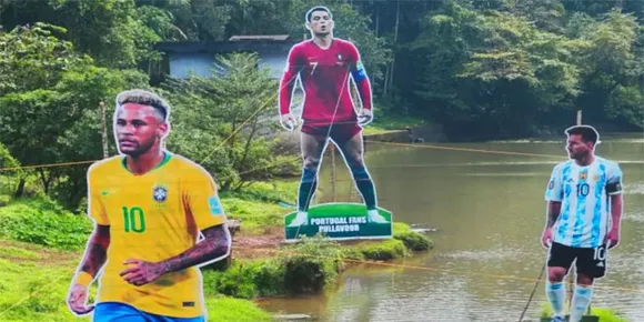 ആദ്യമെത്തി ഒന്നാമനായി മടങ്ങി, 'ഞങ്ങള്‍ ഹാപ്പിയാണ്'; പുള്ളാവൂരിലെ കട്ടൗട്ടുകള്‍ മാറ്റുന്നു