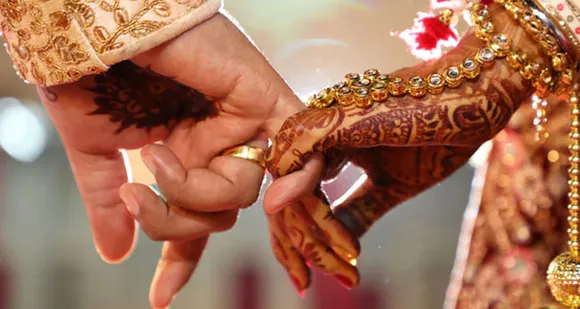 പെണ്‍മക്കളുടെ വിവാഹത്തിലെ ജാഗ്രത പെണ്ണുകാണല്‍ ചടങ്ങു മുതല്‍ ആരംഭിക്കണം. ബ്രോക്കര്‍മാരുടെയും മാട്രിമോണി സൈറ്റുകളിലെ തള്ളലുകളും വിശ്വസിക്കരുത്. ചെറുക്കന്‍റെ വീട്ടില്‍ വരുത്തുന്ന മാഗസിനുകളിലൂടെ വരെ അവരുടെ സ്വഭാവം വിലയിരുത്താനാകും. വിവാഹം കഴിഞ്ഞാല്‍ പെണ്‍കൊച്ചിന്‍റെ അമ്മായിയമ്മയെ മാത്രമല്ല പെണ്ണിന്‍റെ അമ്മയുടെ നാവും സൂക്ഷിക്കണം. സര്‍ക്കാര്‍ ജോലിക്കാര്‍ക്ക് മാത്രമേ പെണ്‍മക്കളെ 'കൊലയ്ക്ക് ' കൊടുക്കൂ എന്ന നിര്‍ബന്ധവും അരുത് - മാതാപിതാക്കള്‍ക്കായി ദാസനും വിജയനും എഴുതുന്നു