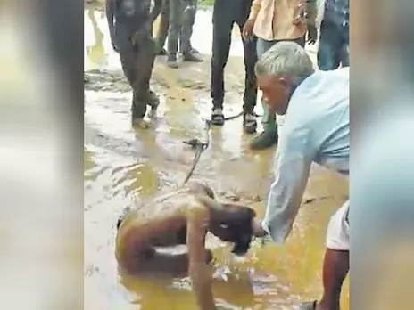 ആടിനെ മോഷ്ടിച്ചു എന്ന കുറ്റത്തിന് 14 കാരനെ വിവസ്ത്രനാക്കി കയർകെട്ടി അതിക്രൂരമായി വയലിലിട്ടു മർദ്ദിച്ചു 