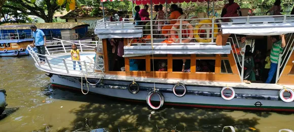 30 പേരെ കയറ്റേണ്ട ബോട്ടില്‍ 68 പേരെ തിരുകിക്കയറ്റി; ആലപ്പുഴയില്‍ വിനോദ സഞ്ചാരികളുമായി പോയ മോട്ടോര്‍ ബോട്ട് പിടിച്ചെടുത്തു
