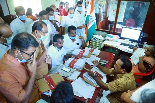 വോട്ടര്‍ പട്ടികയില്‍ പേരുചേര്‍ക്കല്‍ നിര്‍ത്തിവെക്കണം ഒല്ലൂർ സോണൽ ഓഫീസറെ തടഞ്ഞു.