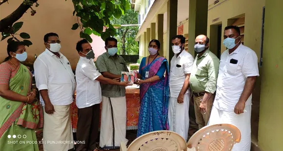 കരിമ്പ ഗവണ്മെന്റ് ഹൈസ്‌കൂളിൽ പഠനത്തിന് സൗകര്യമില്ലാത്ത കുട്ടികൾക്ക് മൊബൈൽ ഫോൺ ലൈബ്രറിയിൽ അംഗത്വം. ഫോണുകൾ സംഭാവനയായി നൽകി പൂർവ വിദ്യാർഥികൾ