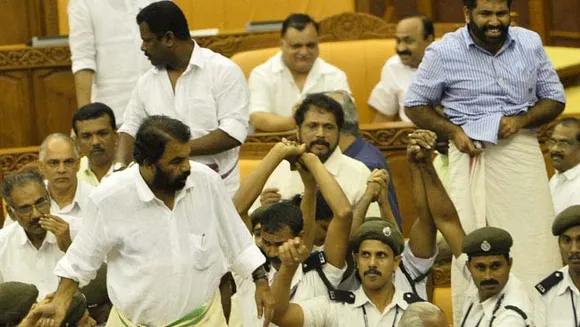 നിയമസഭയിലെ അക്രമം - സർക്കാരിന് പ്രഹരമേൽപ്പിച്ചത് പ്രതിപക്ഷനേതാവല്ല, രണ്ടു സാധാരണ പൊതുപ്രവർത്തകരാണ്