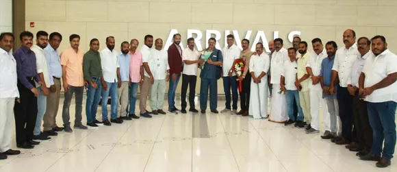 കെഎംസിസി ബഹ്‌റൈൻ പേരാമ്പ്ര നിയോജക മണ്ഡലം കമ്മിറ്റി സംഘടിപ്പിക്കുന്ന ബുഖാറ കോൺഫറൻസ്‌ മീറ്റില്‍ പങ്കെടുക്കുന്നതിനായി ബഹ്റൈനില്‍ എത്തിയ കെ മുരളീധരന്‍ എംപിക്ക് ബഹ്റൈൻ ഇന്റർനാഷണൽ എയർപോർട്ടിൽ വൻ സ്വീകരണം നല്‍കി
