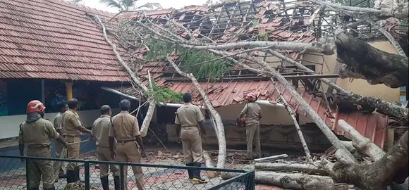 ചെങ്ങന്നൂർ സ്‌കൂള്‍ കെട്ടിടത്തിന്റെ മുകളില്‍ മരം വീണു; വിദ്യാര്‍ഥികള്‍ ഉള്‍പ്പെടെ ആറു പേര്‍ക്ക് പരുക്ക്